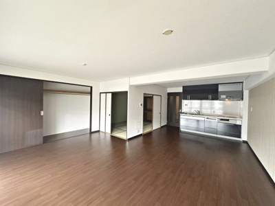 【居間・リビング】 | 南海狭山コーポ２号棟 | 南東向き日当たり良好！たっぷりの陽光に包まれる明るい住まいになりますね！