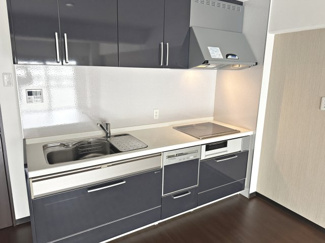 【キッチン】 | 南海狭山コーポ２号棟 | ＩＨクッキングヒーター・食器洗浄乾燥機付きのシステムキッチン！使いやすいキッチンで毎日のお料理もスムーズにできますね！