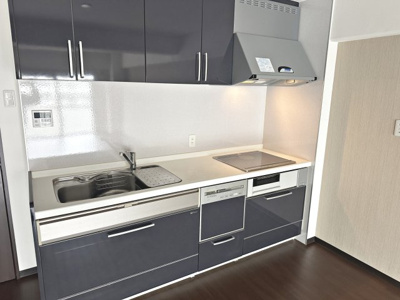 【キッチン】 | 南海狭山コーポ２号棟 | ＩＨクッキングヒーター・食器洗浄乾燥機付きのシステムキッチン！使いやすいキッチンで毎日のお料理もスムーズにできますね！