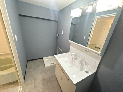 【独立洗面台】 | 南海狭山コーポ２号棟 | ゆとりのある洗面室ですよ♪朝の身支度もスムーズにできますね！シャワー付き洗面台ですので、寝ぐせ直しもラクラクですね！