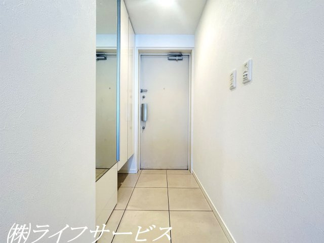 【玄関】 | シティオアシス東三国 | 玄関にはミラー付天井高のシューズボックス有