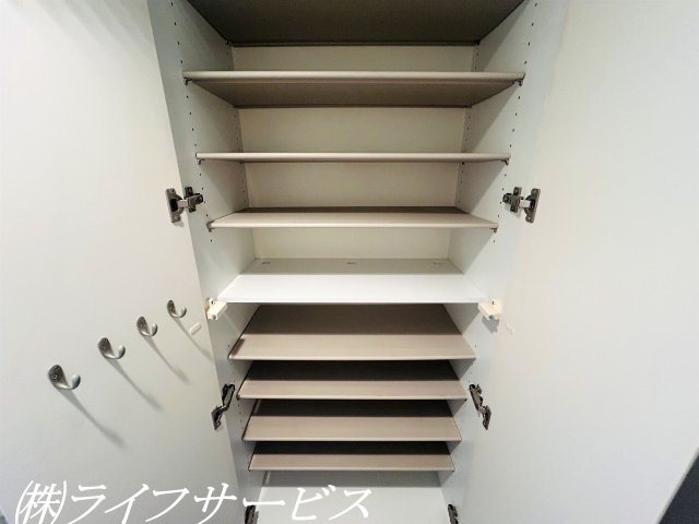 【玄関】 | シティオアシス東三国 | 玄関にはミラー付天井高のシューズボックス有