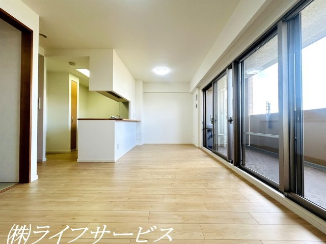 【居間・リビング】 | シティオアシス東三国 | リビングルーム１５.４帖／室内リフォーム済につきすぐのご入居が可能！