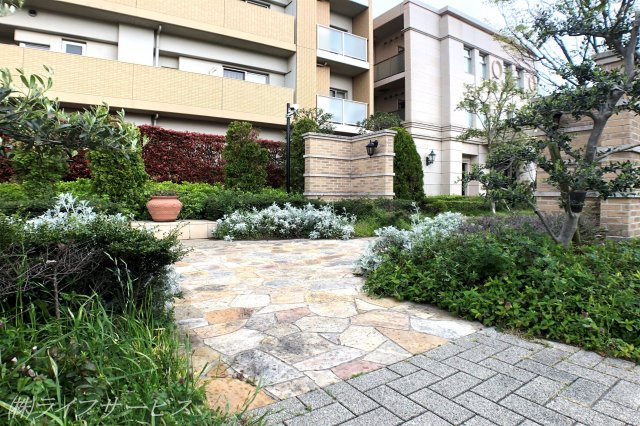 【庭】 | シティオアシス東三国 | 緑豊かな敷地内広場