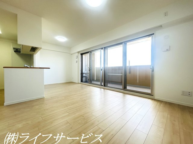 【居間・リビング】 | シティオアシス東三国 | リビングルーム１５.４帖／室内リフォーム済につきすぐのご入居が可能！