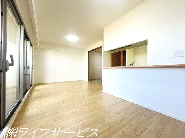 【居間・リビング】 | シティオアシス東三国 | リビングルーム１５.４帖／室内リフォーム済につきすぐのご入居が可能！