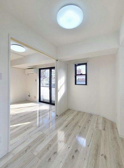 ポルテフォルトゥーナ蕨の居間・リビング|別号室参考写真です。