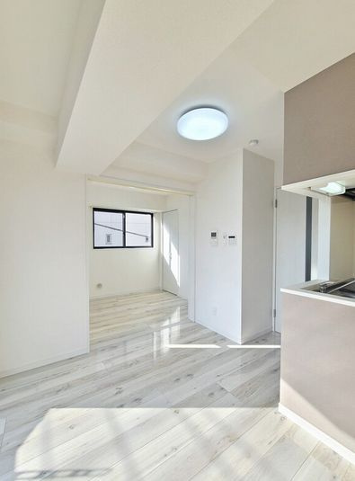 ポルテフォルトゥーナ蕨の居間・リビング|別号室参考写真です。