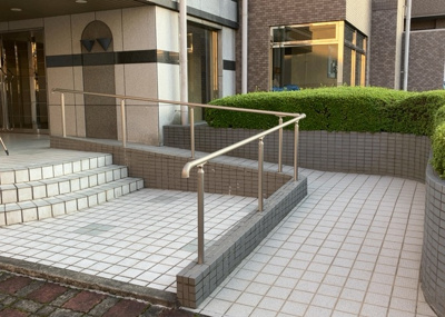 【中庭】 | ライオンズマンション橋本台第２ | 中庭（パティオ）とは、一つの建築物の内部に設けられた、壁などで囲われている庭のことを指します。コの字型、ロの字型が主流ですが、L字型の中庭もあります。最近では、インテリア性の高さからも人気があります。