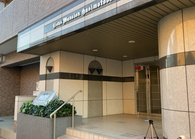 【エントランス】 | ライオンズマンション橋本台第２ | マンションのエントランスには、もともと風よけや防犯の役割がありますが、マンションによって宅配ボックスなどの設備が備わっている所もあります。日々の生活をイメージしながら生活しやすさをチェックしましょう。