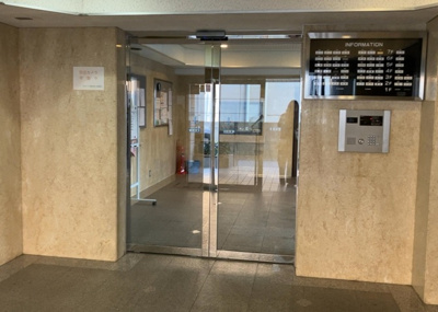 【ロビー】 | ライオンズマンション橋本台第２ | ラウンジは、マンションの共用スペースに椅子やテーブルなどを配置した利用者が寛げる空間です。屋内型ラウンジと屋外型ラウンジがあります。共用部分の管理状況と合わせて、詳細については現地でご確認ください。