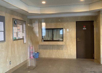 【受付】 | ライオンズマンション橋本台第２ | 受付はマンションコンシェルジュがいる場合もあれば、管理人が滞在する小部屋を総称して呼ぶことがあります。主にエントランスに設置されていることから、防犯面でも期待ができます。防犯設備がない場合はより安心！