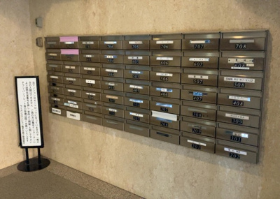 【設備】 | ライオンズマンション橋本台第２ | エントランス付近に設置されている集合ポストは、住んでいる部屋と離れているため、ポストをあさるなど誰かに何かされていても被害に気づきにくいです。入居する時には他人に特定されにくい番号で鍵をかけましょう！