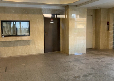 【ロビー】 | ライオンズマンション橋本台第２ | ロビーというと、エントランスと何がちがうの？と思いますよね。実はロビーとエントランスには明確な決まりはありません。物件によっては、エントランスを入って広がるある程度の広さのある空間がロビーとなります。