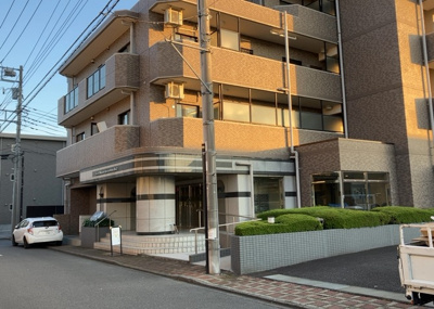 【外観】 | ライオンズマンション橋本台第２ | 隣家の土地はどうなっているのか、生活利便施設が近くにあるのか、学校まで近いかなど、お客様のライフスタイルにあわせたイメージが重要です。また、近くにあると困る施設が近くにないかも確認するといいでしょう。