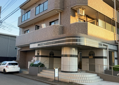 【構造・工法・仕様】 | ライオンズマンション橋本台第２ | ＲＣ造、Reinforced Concreteは直訳すると補強されたコンクリートです。主に柱や梁・床・壁が鉄筋とコンクリートで構成おり、鉄筋を組んだ型枠にコンクリートを流し込んで固めたものを指します。