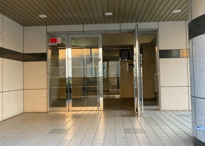 【玄関】 | ライオンズマンション橋本台第２ | 玄関は家の顔でもあり、家族以外の目にも止まる場所です。玄関は外との間を仕切る扉、靴などをしまっておく収納スペース、靴脱ぎのたたきスペース、来客とのやり取りをするドアホンなど複数のアイテムからなります。