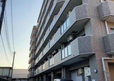 【外観】 | ライオンズマンション橋本台第２ | 一般的なバルコニーは、奥行1.5ｍ程ですが、ワイルドバルコニーは2ｍまで広がっています。そのため洗濯物の間隔をあけ干すことができ、乾きやすいというメリットや、ガーデニングが楽しめる等の特徴があります。