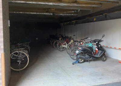 【駐車場】 | ライオンズマンション橋本台第２ | 車一台あたりに必要なスペースは、標準サイズの普通自動車で横幅2m50cm、長さ5mは必要になります。ただし、乗降のことも考慮して横幅3m30cm、長さ5m50cmほどは確保できるところを選びましょう。