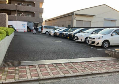 【駐車場】 | ライオンズマンション橋本台第２ | 駐車場と明記されていても、最小スペースでつくられた駐車場だと大型車は駐車できなかったり、出入りしにくくなったりする可能性があります。お車のサイズと購入したい物件の駐車場のサイズを現地で確認しましょう。
