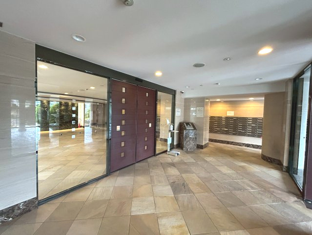 アンビエント東向日ベルクールのエントランス|マンションエントランス（内）です。