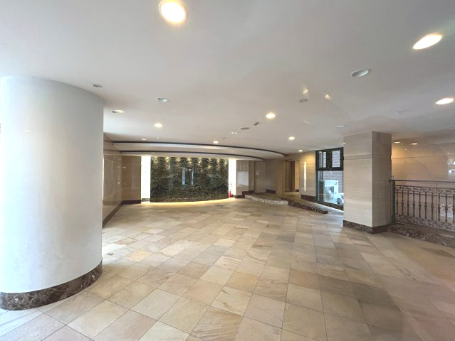 アンビエント東向日ベルクールのその他|広々としたエントランスホールです。