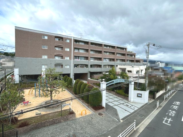 アンビエント東向日ベルクールの外観|マンション前には公園がございます。
お子様も安心して遊んでいただけます(^^)/