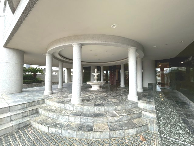 アンビエント東向日ベルクール|マンションエントランス（外）です。