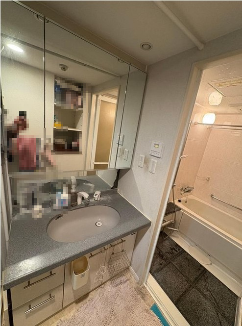 アンビエント東向日ベルクールの独立洗面台|三面鏡付き洗面化粧台で身支度も快適
キッチンから直接行ける洗面室で家事動線◎