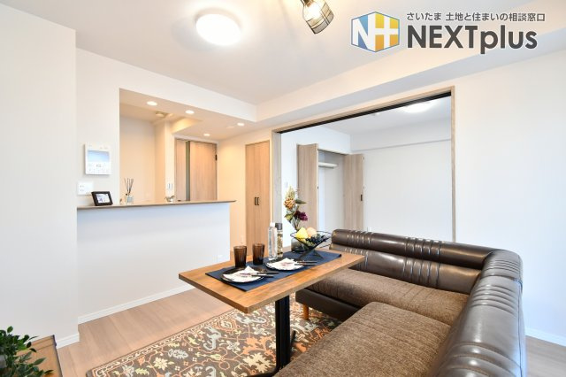 ウインベルコーラス春日部の居間・リビング|LDK11.1帖：リビング兼ダイニングとして、食事用のダイニングテーブル×ソファーの組み合わせとテレビを置くことでスタイリッシュなリビング空間を作ることが出来ます◎低めの家具は圧迫感を感じにくいです。