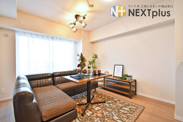 ウインベルコーラス春日部の居間・リビング|LDK11.1帖：カウンターキッチンの前にはダイニングテーブルを置き、奥にソファーやテレビを置く事で、ダイニング空間とリビング空間を分ける事ができメリハリがつきます！