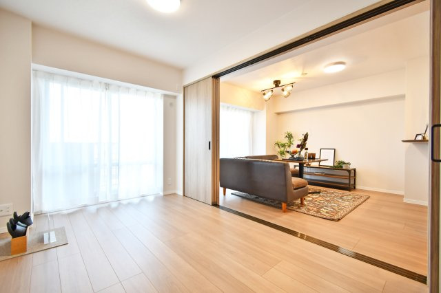 ウインベルコーラス春日部の洋室|洋室①6.3帖：リビングとはスライドドアで行き来できるように設計されておりますので、お子様部屋におすすめです。小さいうちはドアを開放し、大きくなったらチェスト等でふさぐこともできます！