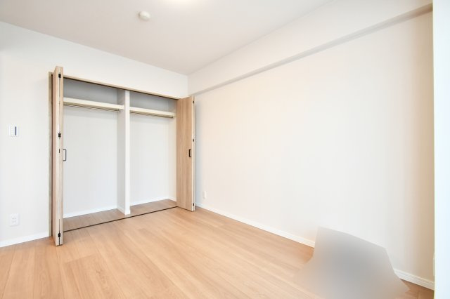 ウインベルコーラス春日部の洋室|洋室①6.3帖：白基調な洋室ですのでより空間を広く感じさせます。梁などデッドスペースになるものが室内にないため、家具のレイアウトもしやすいお部屋になっております！