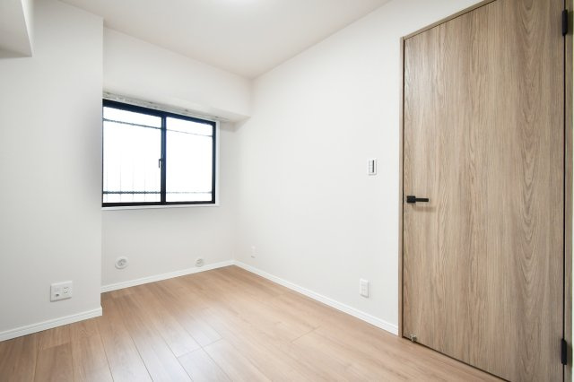 ウインベルコーラス春日部の洋室|洋室②4.5帖：玄関入って右の洋室です。クローゼットも備わっております。ベッドとデスク、本棚を置いても余裕のありますので、お子様の一人部屋にもおすすめ！二面採光で通風採光共に良好です。