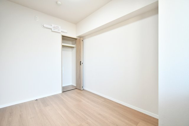 ウインベルコーラス春日部の洋室|洋室②4.5帖：クローゼットは各部屋に備わっておりますので、家族それぞれで洋服収納をすることも可能です。また、上下セパレートになっているため衣替えもしやすく、ハンガーパイプで家事時短にも◎！