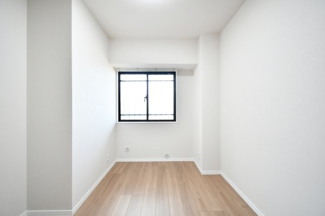 ウインベルコーラス春日部の洋室|洋室③4.4帖：玄関入って左の洋室です。クローゼットも備わっております。デスク、本棚を置いてちょうどよいサイズ感の洋室ですので、在宅ワーク部屋やお子様の一人部屋としておすすめです。