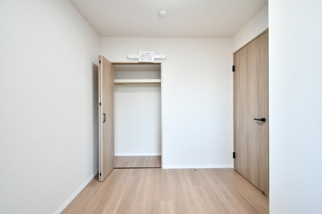 ウインベルコーラス春日部の洋室|洋室③4.4帖：クローゼットは上下セパレート・ハンガーパイプ付きです！上には季節物や思い出など毎日手に取らないものを収納、下にはハンガーパイプへコートや洋服など…かける収納もできます！