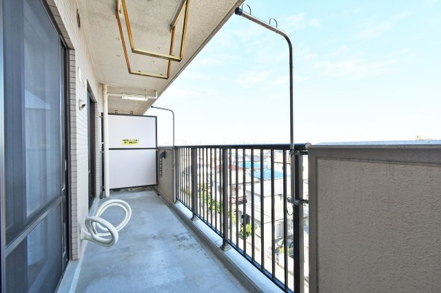 ウインベルコーラス春日部のバルコニー|難しいイメージの住宅ローンは経験スタッフが丁寧にお手伝いしますのでご安心下さい。「家を買って終わり」ではなく、「買ってからがスタート」と考え、一人ひとりにあった資金計画やプランをご提案致します！