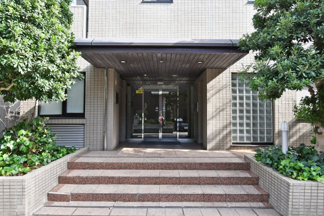 ウインベルコーラス春日部のエントランス|当社はポータルサイト掲載物件、他社様掲載物件なども含めて複数物件をまとめてご案内可能です！気になる物件はいくつでもご気軽にお申し付けください。皆様のご連絡心よりお待ちしております。