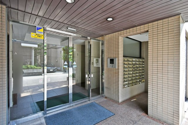 ウインベルコーラス春日部のエントランス|『物件を今日見てみたい』といった当日のご案内、同条件などの物件、他社様掲載物件もご紹介可能！一日でまとめて内覧したい方、ぜひ当社までお問い合わせ下さい。スタッフ一同皆様のご連絡お待ちしております！