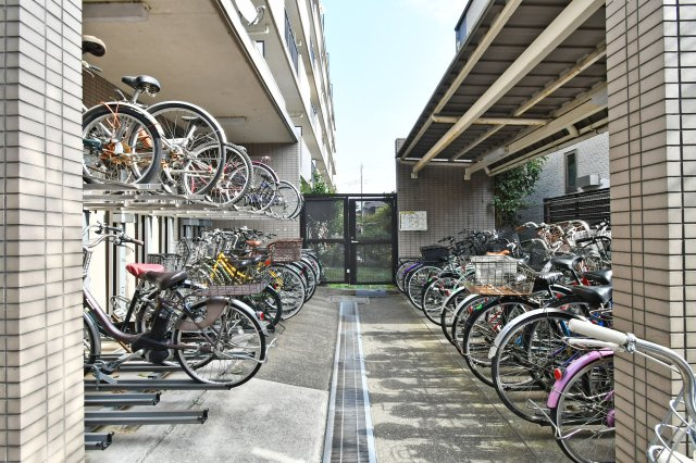 ウインベルコーラス春日部の駐輪場|■私共は、強引なセールスは致しません。『今買えるから大丈夫』ではなく、『買った後の本当の幸せは何か』を考えた上でのご提案を徹底しております。どうぞお気軽にご連絡下さいませ。