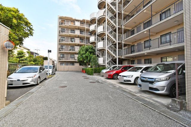 ウインベルコーラス春日部の駐車場|■お客様との会話を大切にし、一人ひとりにあった資金計画やプランをご提案致します。「家を買って終わり」ではなく、「買ってからがスタート」と考え、ご提案します。ローンのご相談は私たちにお任せ下さい。