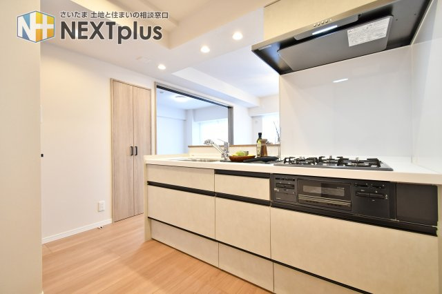 ウインベルコーラス春日部のキッチン|家族との会話が弾むカウンターキッチン。お料理中やお片付け中も家族との会話を楽しんだり、お子様の様子を見ながら作業することが出来るため安心ですね！木目調で統一されたおしゃれなキッチンです◎