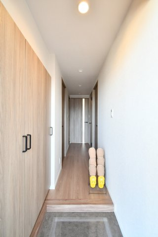 ウインベルコーラス春日部の玄関|木目を基調とした玄関。明るく広く見せる工夫が施されております！センサーライトになっておりますので、電気の消し忘れもない＆帰宅時も明るい玄関でお出迎えしてくれる家族想いな玄関です。