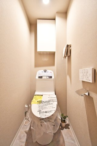 ウインベルコーラス春日部のトイレ|トイレ：奥行きにゆとりがあり、圧迫感の少ないトイレスペース。吊戸棚付きで、トイレットペーパーなどの備品補充も楽々行えます。掃除用具をしまうと清潔感も消す事ができ、イマドキなお部屋にできます。