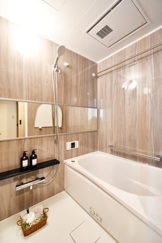 ウインベルコーラス春日部の浴室|シックで上品さを感じるバスルームはまるでホテルのような仕上がり。日常から解放できる癒しの空間となります。木目がアクセントになっております！新品ですのでご入居後から気持ちよく入浴頂けます。