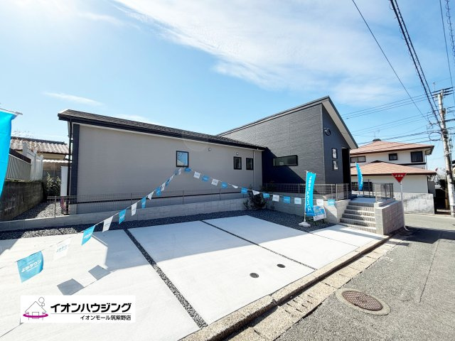 並列駐車可能♪来客時にも便利な駐車場です。