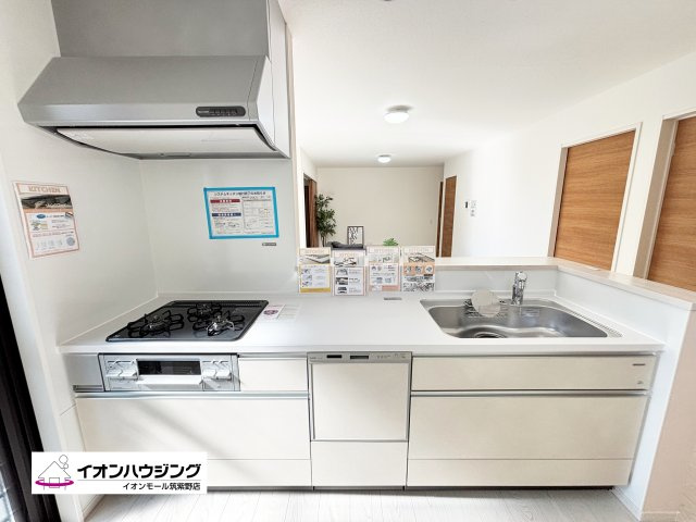 キッチン：同じ空間、同じ時間に家族で共有できるから、ダイニングキッチンが家族団らんの場所になります。居心地良く、お料理しながら家族との会話も弾みそうです♪