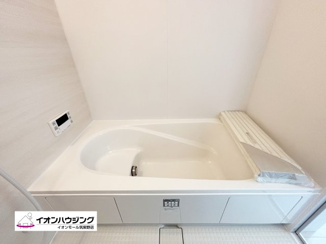 お風呂：一日の疲れをゆっくり癒せるのびのび浴槽。心身ともにリラックスできます♪
ゆったりとした浴室でリラックスタイムをお楽しみください！
