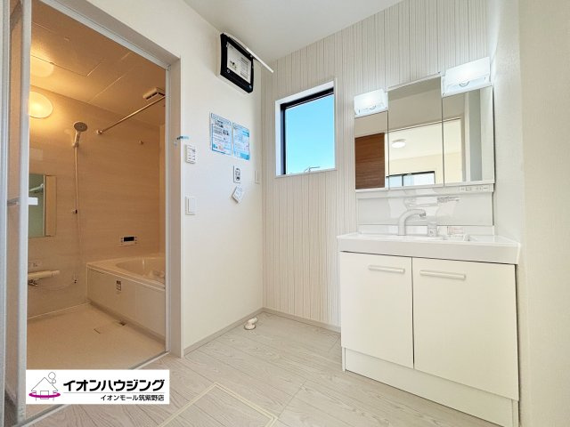 洗面台はシャワーヘッド・三面鏡付きの機能性の高いものを採用！
お手入れも簡単な優れものです。